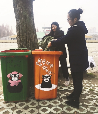 超可愛(ài)的校園垃圾桶，引人注意