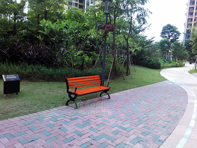  欣方圳垃圾桶廠家這里有您所需的各類垃圾桶產(chǎn)品和園林椅休閑椅，您只需要關(guān)注一下您身邊的市場或者來欣方圳官網(wǎng)瞧一瞧。您可以在欣方圳官網(wǎng)的案例里面，看到全國各地區(qū)的用戶案例及各種類型的用戶選擇。這不，深圳觀瀾的一位客戶又一次來我司欣方圳科技有限公司購買了一批鑄鐵有靠背園林椅。       欣方圳的這批P27鑄鐵有靠背園林椅椅腳模具使用電腦雕刻，比一般廠家人工模具鑄鐵椅腳表面更光滑平整。耐壓性極強，同時具備很強的耐熱、耐磨、耐蝕、耐低溫的特性，鑄鐵有靠背園林椅，生產(chǎn)周期較短，給人以粗獷、莊重、穩(wěn)重的感覺，是戶外市政公共設(shè)施必選產(chǎn)品。    而且為了防止椅條在受力情況下往下變形，我們欣方圳的每一款休閑椅都在在椅條的下面加了兩條L30*3的熱鍍鋅角鋼加強支撐，加強椅條的支撐能力，有效的將承載力傳遞到椅腿上，防止椅條變形，加強休閑椅的抗沖擊能力，提高鑄鐵有靠背園林椅的壽命。