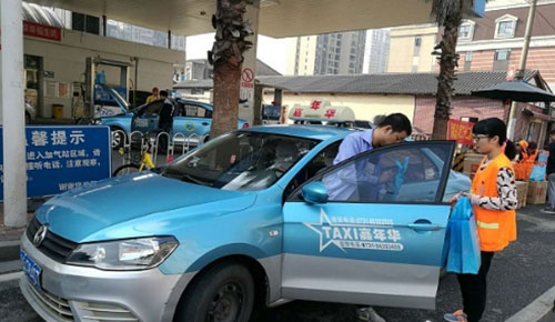 對車窗拋物說不！長沙環(huán)衛(wèi)局免費發(fā)放2000個車載垃圾桶