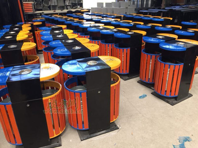 戶(hù)外橢圓鋼木分類(lèi)垃圾桶工廠批量生產(chǎn)圖