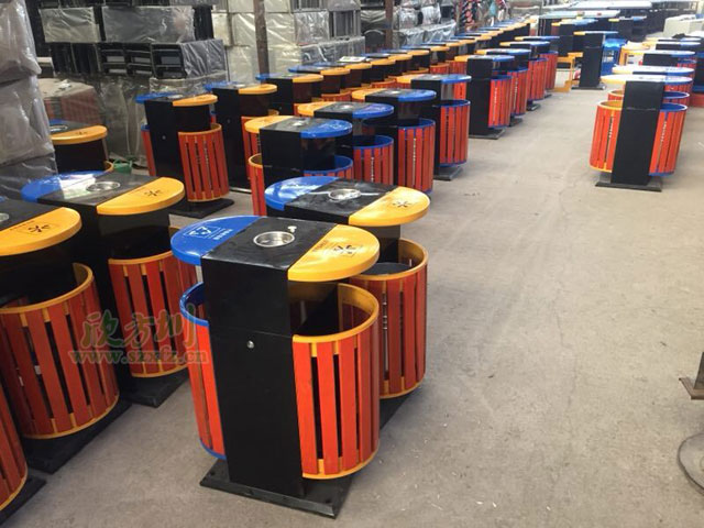 戶(hù)外橢圓鋼木分類(lèi)垃圾桶工廠批量生產(chǎn)圖