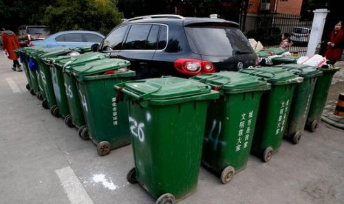 汽車被垃圾桶包圍是被惡搞還是得罪人了？