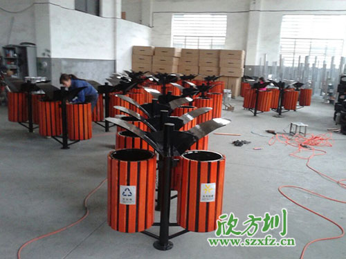 美化公園環(huán)境，就選河源鋼木垃圾桶