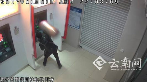 取款不成功，竟用垃圾桶出氣